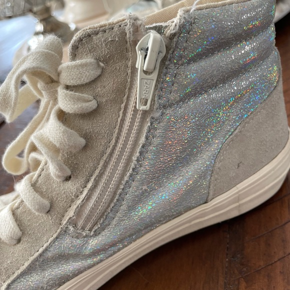 Zara sneakers hi top w ankle zip. Iridescent color on a light ivory. Beautiful. - Picture 4 of 6